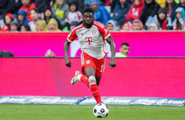 Alphonso Davies best defenders in the world MUNICH, GERMANY - AUGUST 27: Alphonso Davies of FC Bayern Muenchen runs with the ball during the Bundesliga match between FC Bayern München and FC Augsburg at Allianz Arena on August 27, 2023 in Munich, Germany.