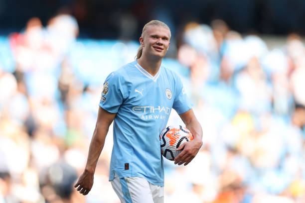 Erling Haaland best strikers in the world MANCHESTER, ENGLAND - SEPTEMBER 02: Erling Haaland of Manchester City carries the matchball after scoring a hat-trick during the Premier League match between Manchester City and Fulham FC at Etihad Stadium on September 02, 2023 in Manchester, England.