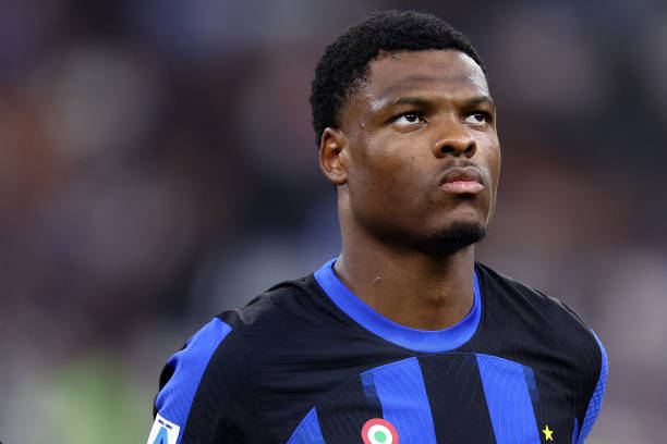 Denzel Dumfries best right backs in the world MILAN, ITALY - AUGUST 19: Denzel Dumfries of FC Internazionale looks on during the Serie A TIM match between FC Internazionale and AC Monza at Stadio Giuseppe Meazza on August 19, 2023 in Milan, Italy.
