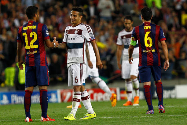 Barcelona's midfielder Rafinha (L) shakes hands with his brother Bayern Munich's Spanish midfielder Thiago Alcantara (C) during the UEFA Champions League football match FC Barcelona vs FC Bayern Muenchen at the Camp Nou stadium in Barcelona on May 6, 2015. AFP PHOTO/ QUIQUE GARCIA / AFP PHOTO