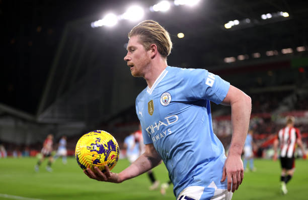 Kevin De Bruyne best set-piece takers in the world BRENTFORD, ENGLAND - FEBRUARY 05: Kevin De Bruyne of Manchester City makes his way to take a corner kick during the Premier League match between Brentford FC and Manchester City at Brentford Community Stadium on February 05, 2024 in Brentford, England.