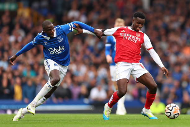 LIVERPOOL, ENGLAND - SEPTEMBER 17: Abdoulaye Doucoure of Everton and Eddie Nketiah of Arsenal during the Premier League match between Everton FC and Arsenal FC at Goodison Park on September 17, 2023 in Liverpool, United Kingdom.