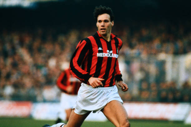 Marco Van Basten best finishers in soccer NAPLES, ITALY - NOVEMBER 27: Marco Van Basten of AC Milan in action during the Serie A match between Napoli and AC Milan at the Stadio Sao Paulo on November 27, 1988 in Naples, Italy.history 