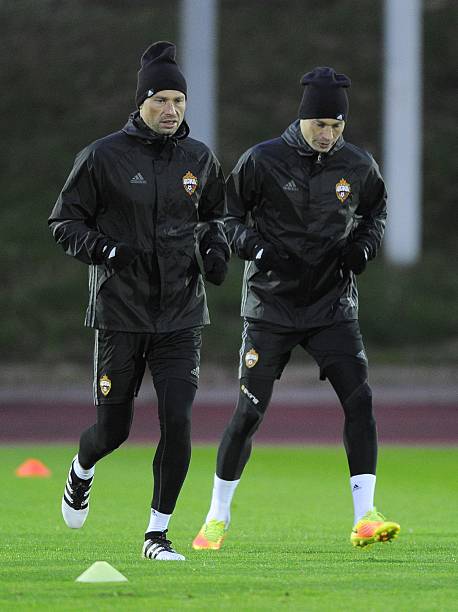 CSKA Moscow's defenders Aleksei Berezutski (L) and Vasili Berezutski take part in a training session in Moscow on October 17, 2016 on the eve of the UEFA Champions League football match between PFC CSKA Moscow and AS Monaco FC. / AFP / STR