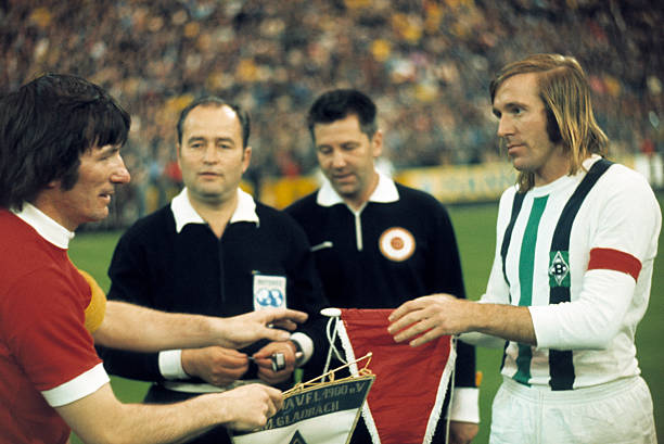 Liverpool and Borussia Monchengladbach (GERMANY OUT) football, UEFA Cup, Europa League, 1972/1973, final, second leg, Stadium am Boekelberg, Borussia Moenchengladbach versus FC Liverpool 2:0, welcome, wimple change of the team leaders Tommy Smith (Liverpool) left and Guenter Netzer (MG), behind referee Kasakow and assistant, Soviet Union 