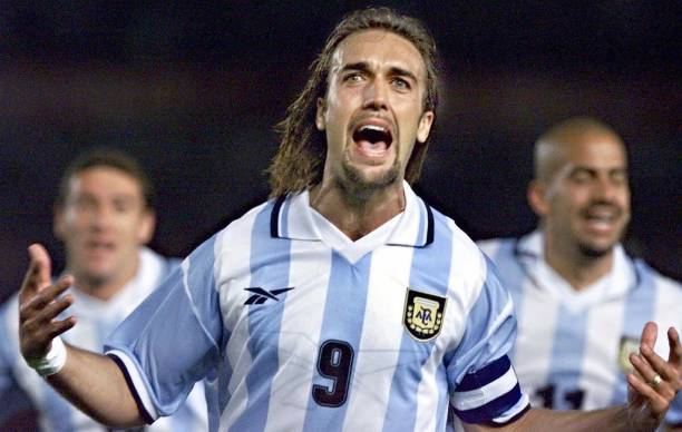 (FILE) Argentine soccer star Gabriel Batistuta celebrates after scoring the first goal against Chile 29 March, 2000, at the Monumental Stadium in Buenos Aires in their World Cup 2002 qualifying match. Batistuta 13 March 2005 announced his retirement from football just two days after his lucrative contract with Qatari side Al-Arabi was cancelled. "I am retiring as a professional footballer," said the 36-year-old in a statement released from Doha.  AFP PHOTO / Daniel GARCIA 