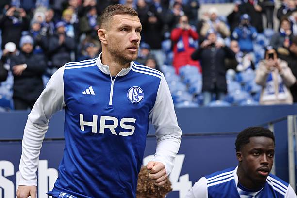 GELSENKIRCHEN, GERMANY - JANUARY 25: Edin Dzeko of FC Schalke 04 looks on prior to the 2. Bundesliga match between FC Schalke 04 and 1. FC Kaiserslautern at Veltins-Arena on January 25, 2026 in Gelsenkirchen, Germany.