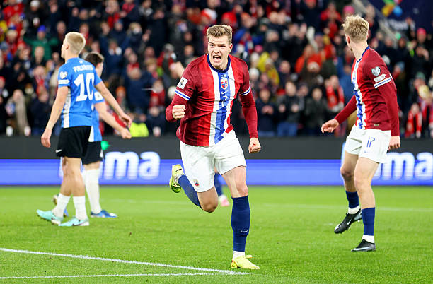 OSLO, NORWAY - NOVEMBER 13: Alexander Sorloth of Norway celebrates scoring his team's first goal during the FIFA World Cup 2026 qualifier match between Norway and Estonia at Ullevaal Stadion on November 13, 2025 in Oslo, Norway.