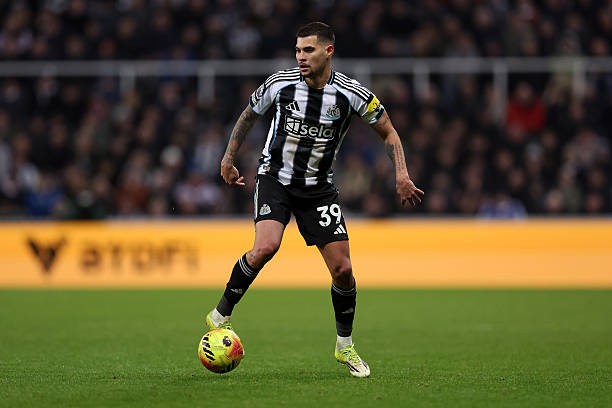 NEWCASTLE UPON TYNE, ENGLAND - FEBRUARY 07: Bruno Guimaraes of Newcastle United runs with the ball during the Premier League match between Newcastle United and Brentford at St James' Park on February 07, 2026 in Newcastle upon Tyne, England.